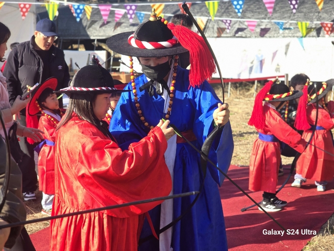 ▲ 16일 성주 대가면 의병창의마을에서 열린 성주임진의병문화예술제에서 어린이들이 의병복을 입고 활쏘기 체험을 하며 의병 역할을 배워보고 있다. 성주군