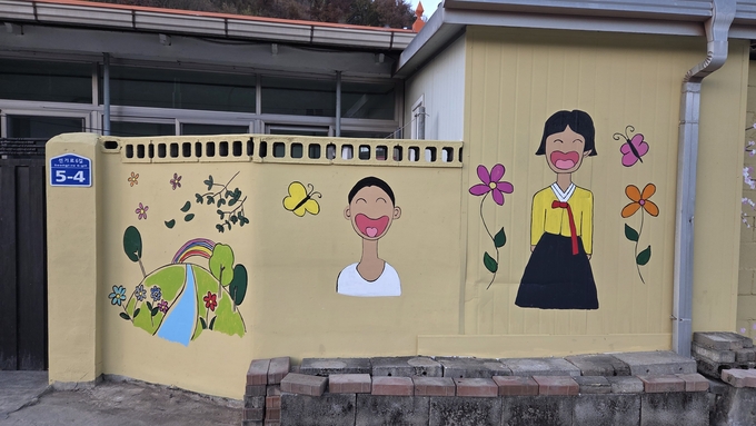 ▲ 선기동 행복마을 벽화그리기로 완성된 벽면들.
