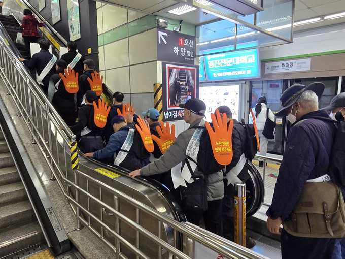 ▲ 시니어 승강기 안전단이 대구도시철도 내 에스컬레이터에서 ‘함께 서기 이끄미’ 캠페인을 실시하고 있는 모습. 대구교통공사 제공