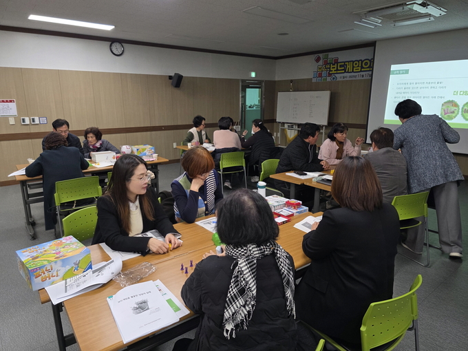 ▲ 영주시청소년상담복지센터가 17일 센터 2층 회의실에서 상담자원봉사단과 직원 15명을 대상으로‘보드게임 기반 의사소통·대인관계 향상 지도자 양성교육’을 진행했다.