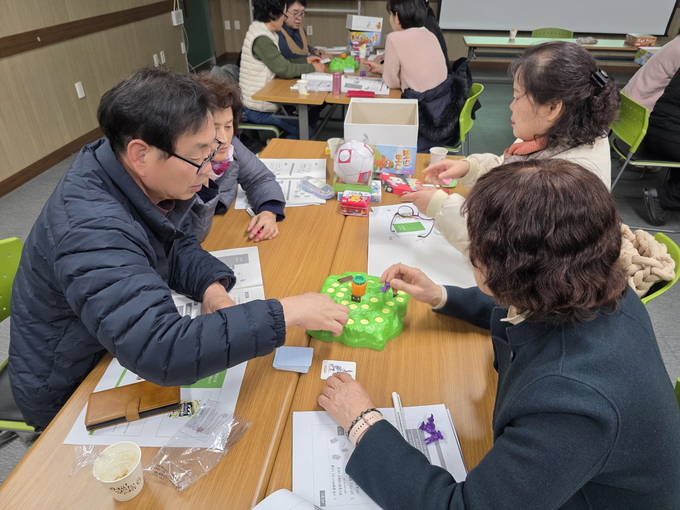 ▲ 영주시청소년상담복지센터가 17일 센터 2층 회의실에서 상담자원봉사단과 직원 15명을 대상으로‘보드게임 기반 의사소통·대인관계 향상 지도자 양성교육’을 진행했다.