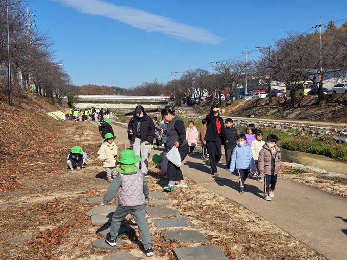 ▲ 지역 어린이집 원아 120여 명이 ‘원당천 쓰담쓰담 캠페인’에 참여하며 작은 손으로 직접 쓰레기를 줍고, 자연을 지키는 체험형 생태교육을 진행했다.