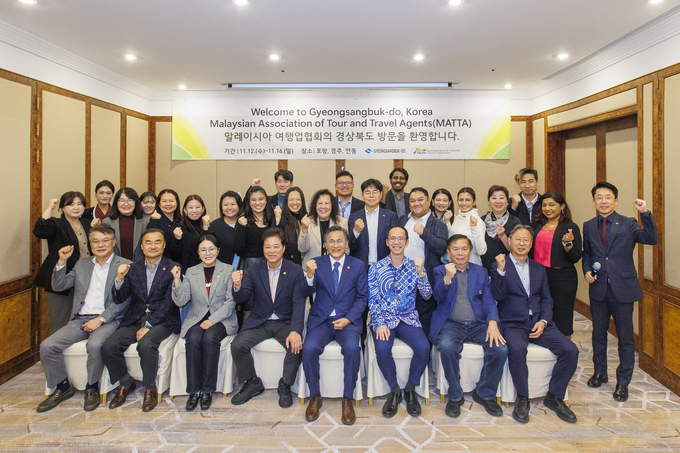 ▲ 경북문화관광공사 초청으로 지난 12일부터 16일까지 경북 주요 관광 명소를 둘러본 말레이시아 여행업협회 팸투어단이 경북도 관계자들과 기념촬영을 하고 있다.  경북문화관광공사