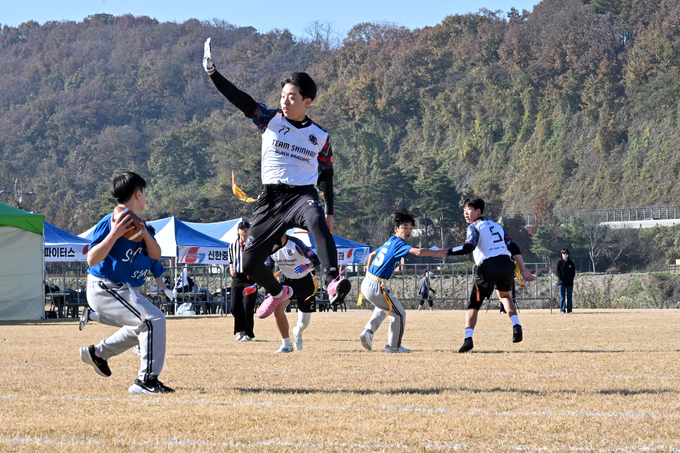 ▲ 대한미식축구협회는 15일 대구 군위군 군위읍 생활체육공원에서 ‘2025 유·청소년 I-리그 플래그풋볼 전국대회’를 개최하고 있다. 군위군