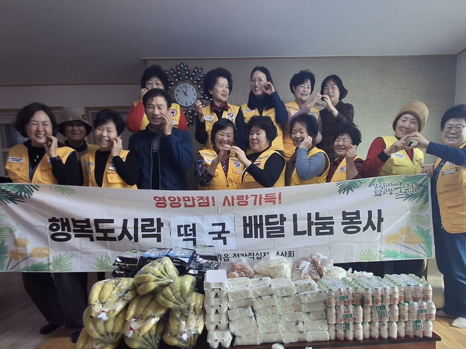 ▲ 군위 적라봉사회는 16일 지역 내 취약계층 어르신과 어려운 이웃 33가구를 대상으로 ‘떡국 나눔 행사’를 진행하기 전 기념촬영을 하고 있다. 군위군