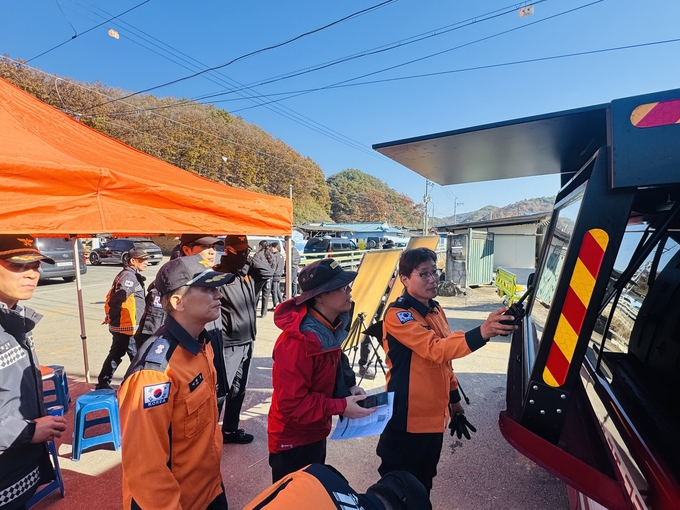 ▲ 예천소방서 안양호 서장이 직원들이 실종자 수색을 위해 예측 동선을 파악하는 장면, 예천소방서 제공