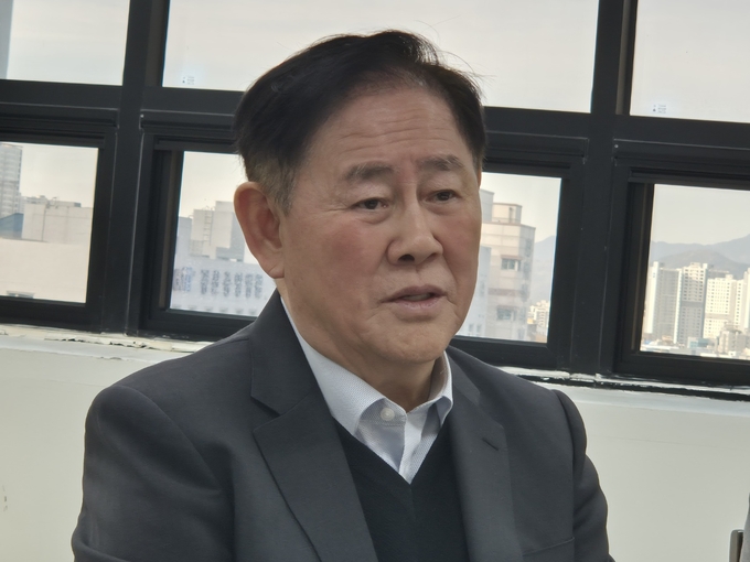 ▲ 최경환 전 경제부총리가 17일 오후 경산 백천동 한 사무실에서 경산지역기자들과 간담회를 갖고 있다. 김윤섭기자.