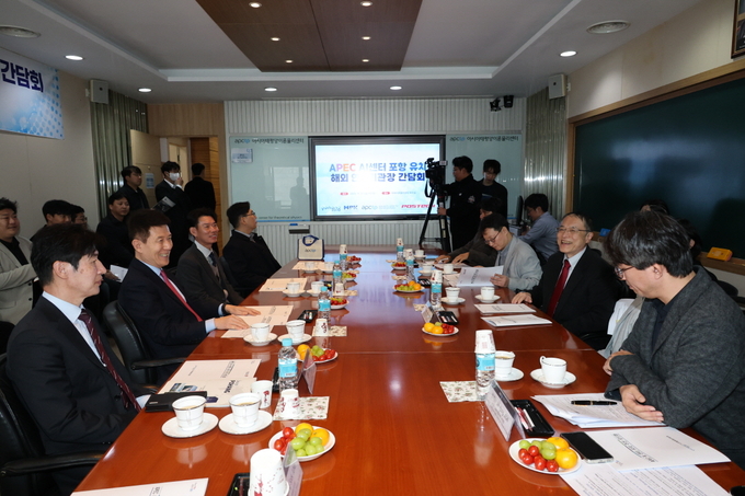 ▲ 이강덕 포항시장은 17일 주요 연구기관 기관장들과 정책 간담회를 열어 아시아·태평양 AI 센터 유치방안을 논의했다.