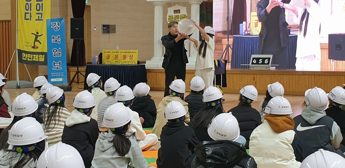 ▲ 2025 안전골든벨 경상북도 어린이퀴즈쇼 ‘청송예선’에 앞서 참가자들의 긴장을 ㅍ풀어주기 위한 마술공연이 진행되고 있다.