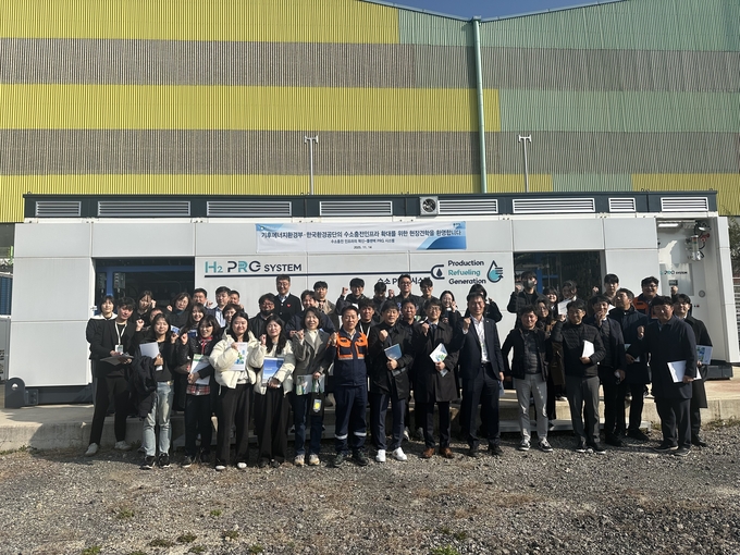 ▲ 플랜텍은 지난  14일 영일만한 제작공장에서 기후에너지환경부를 비록한 지자체·공기관 관계자를 대상으로 수소충전인프라 현장견학행사를 가졌다. 사진제공 플랜텍