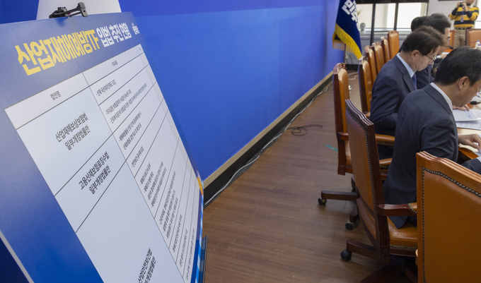 ▲ 17일 국회에서 열린 더불어민주당 11월 정기국회 산업안전 입법 추진과제 발표 간담회에서 김주영 산재 예방 TF 단장이 발언하고 있다.연합