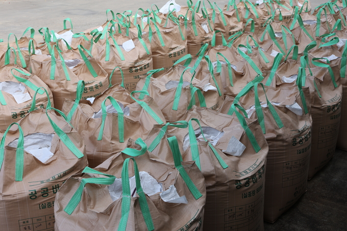 ▲ 17일 오후 대구 군위군 의흥면 읍내냉동창고에서 공공비축미 건조벼 매입과 계근 작업이 한창인 가운데 공공비축미가 줄지어 서 있다.김영환 기자 yhk@kyongbuk.com