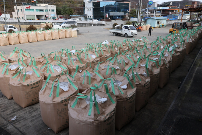 ▲ 17일 오후 대구 군위군 의흥면 읍내냉동창고에서 공공비축미 건조벼 매입과 계근 작업이 한창인 가운데 공공비축미가 줄지어 서 있다.김영환 기자 yhk@kyongbuk.com