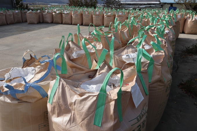 ▲ 17일 오후 대구 군위군 의흥면 읍내냉동창고에서 공공비축미 건조벼 매입과 계근 작업이 한창인 가운데 공공비축미가 줄지어 서 있다.김영환 기자 yhk@kyongbuk.com