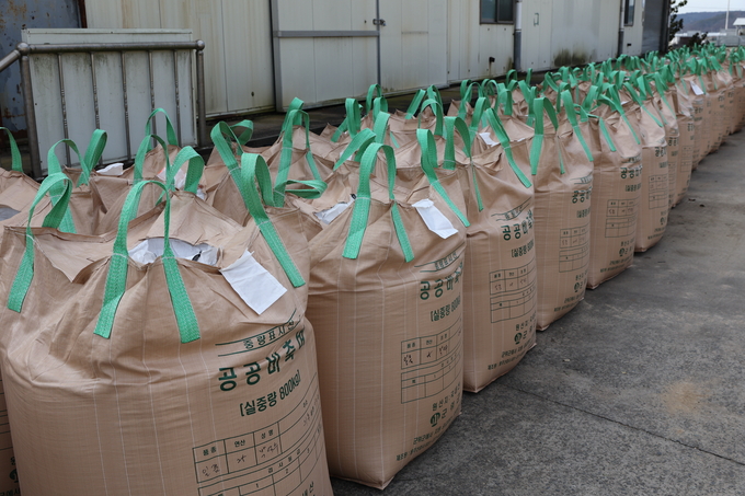▲ 17일 오후 대구 군위군 의흥면 읍내냉동창고에서 공공비축미 건조벼 매입과 계근 작업이 한창인 가운데 공공비축미가 줄지어 서 있다.김영환 기자 yhk@kyongbuk.com