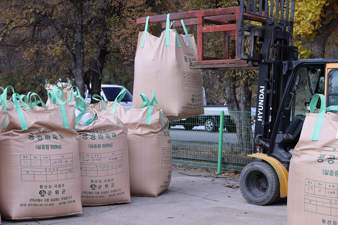 ▲ 17일 오후 대구 군위군 의흥면 읍내냉동창고에서 공공비축미 건조벼 매입과 계근 작업을 하고 있다.김영환 기자 yhk@kyongbuk.com