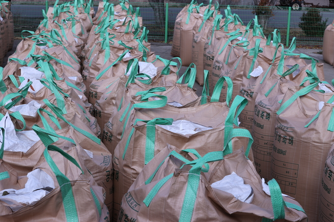 ▲ 17일 오후 대구 군위군 의흥면 읍내냉동창고에서 공공비축미 건조벼 매입과 계근 작업이 한창인 가운데 공공비축미가 줄지어 서 있다.김영환 기자 yhk@kyongbuk.com