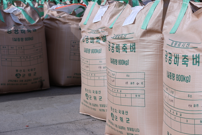 ▲ 17일 오후 대구 군위군 의흥면 읍내냉동창고에서 공공비축미 건조벼 매입과 계근 작업이 한창인 가운데 공공비축미가 줄지어 서 있다.김영환 기자 yhk@kyongbuk.com