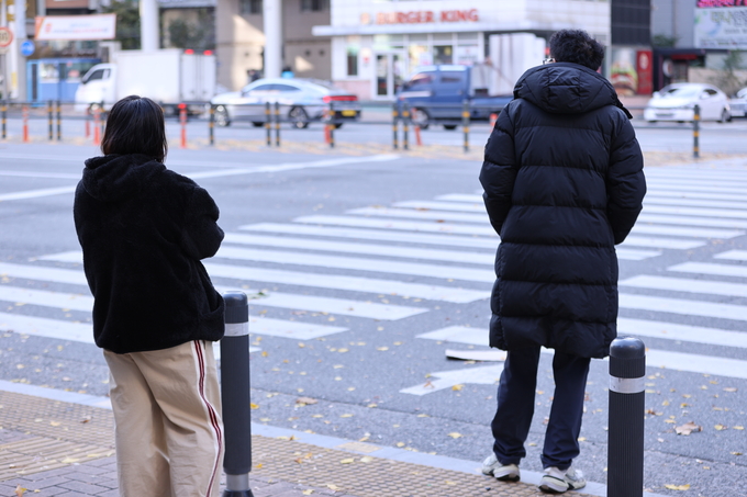 ▲ 17일 오전 기온이 낮아지고 찬 바람이 강하게 불면서 대구지역이 초겨울 날씨를 보인 가운데 대구 달서구 죽전네거리 인근에서 시민들이 두터운 옷차림을 하고 있다.김영환 기자yhk@kyongbuk.com