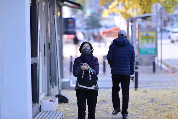 ▲ 17일 오전 기온이 낮아지고 찬 바람이 강하게 불면서 대구지역이 초겨울 날씨를 보인 가운데 대구 달서구 죽전네거리 인근에서 시민들이 두터운 옷차림을 하고 이동하고 있다.김영환 기자yhk@kyongbuk.com