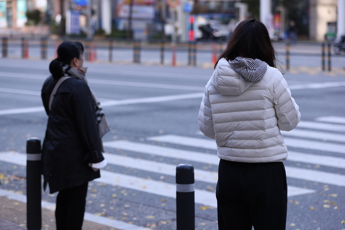 ▲ 17일 오전 기온이 낮아지고 찬 바람이 강하게 불면서 대구지역이 초겨울 날씨를 보인 가운데 대구 달서구 죽전네거리 인근에서 시민들이 두터운 옷차림을 하고 서 있다.김영환 기자yhk@kyongbuk.com