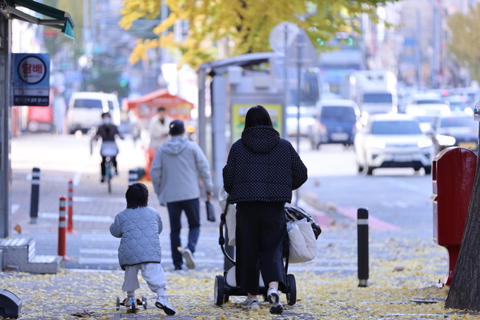 ▲ 17일 오전 기온이 낮아지고 찬 바람이 강하게 불면서 대구지역이 초겨울 날씨를 보인 가운데 대구 달서구 죽전네거리 인근에서 시민들이 두터운 옷차림을 하고 이동하고 있다.김영환 기자yhk@kyongbuk.com