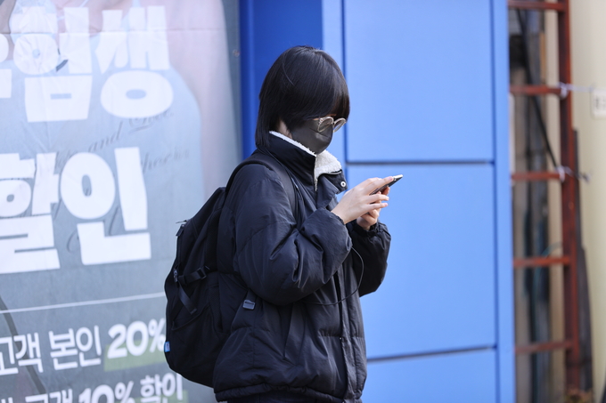 ▲ 17일 오전 기온이 낮아지고 찬 바람이 강하게 불면서 대구지역이 초겨울 날씨를 보인 가운데 대구 달서구 죽전네거리 인근에서 한 시민이 두터운 옷차림을 하고 서 있다.김영환 기자yhk@kyongbuk.com