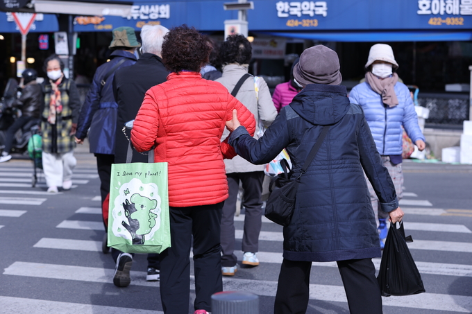 ▲ 17일 오전 기온이 낮아지고 찬 바람이 강하게 불면서 대구지역이 초겨울 날씨를 보인 가운데 대구 북구 칠성시장 인근 횡단보도에서 시민들이 두터운 옷차림으로 이동하고 있다.김영환 기자yhk@kyongbuk.com
