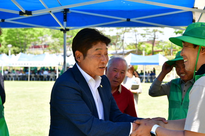 ▲ 지난 4월 30일 제15회 새마을의 날 기념식 한마음대회에 참석한 나영완 의원이 지역구 주민과 인사를 나누고 있다.