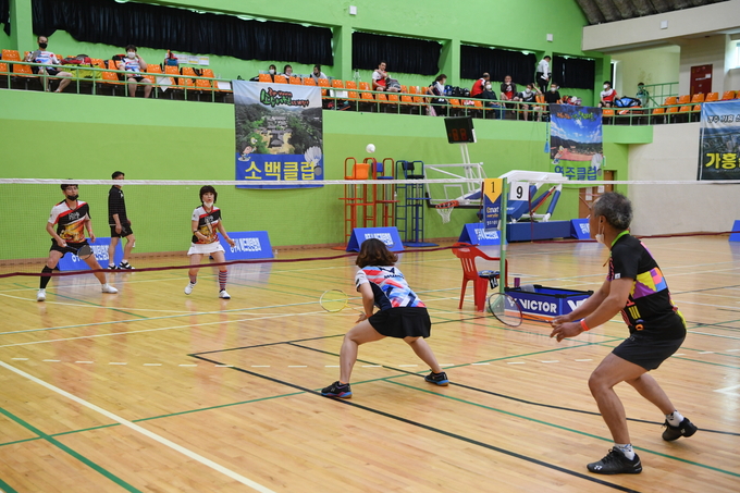 ▲ 전국 배드민턴 동호인들의 실력을 겨루는 ‘제6회 소백산배 전국배드민턴대회’가 22일 개최된다. 사진은 지난 대회 모습.