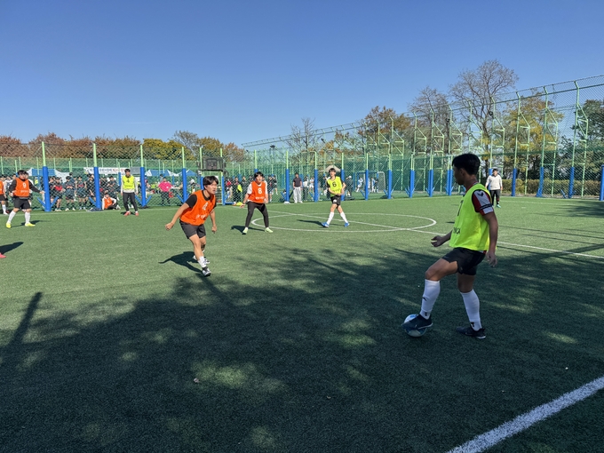 ▲ 포항YMCA 주관 제25회 포항시장배 청소년 풋살대회가 15일 포스코 협동스포츠랜드 풋살구장에서 열리고 있다.