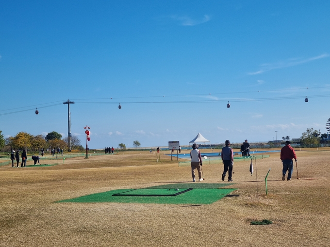 ▲ 2025 울진군수배 전국 파크골프대회가 18일 울진파크골프장에서 개막헸다. 대회 첫날 참가 선수들이 파크골프장을 둘러보고 있다. 김형소 기자