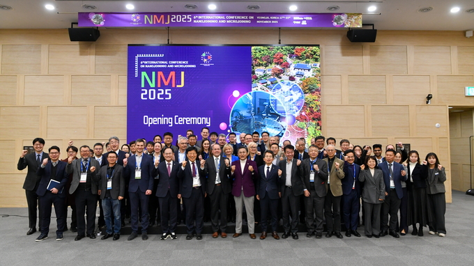 ▲ 18일 영주 선비세상에서 진행된 ‘2025 나노·마이크로 접합 국제학술대회’ 개회식 참가자들이 단체기념 사진 촬영을 하고 있다.