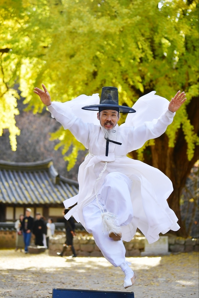 ▲ 지난 16일 열린 경주 운곡서원 가을 음악회에서 박소산 동래학춤이 선보이고 있다. 신라문화원