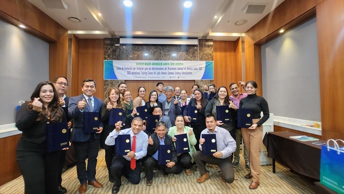 ▲ ‘2025 중남미 새마을운동 초청연수’에 참가한 엘살바도르·페루·파라과이 정부 부처 공무원과 마을 지도자 들이 단체 기념촬영 하고있다.