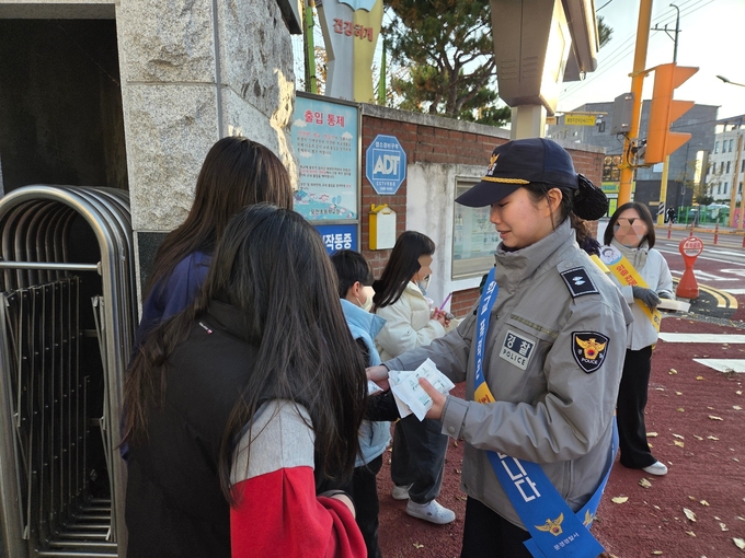 ▲ 문경경찰서와 문경교육지원청, 교직원 등이 17일 모전초등학교 앞에서 어린이 등굣길 안전 확보를 위한 캠페인을 진행하고 있다.