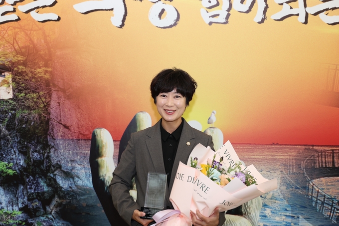 ▲ 김하영 포항시의원이 경북시군의회의장협의회가 주관하는 ‘2025년 경상북도 지방의정봉사대상’수상의 영예를 안았다.