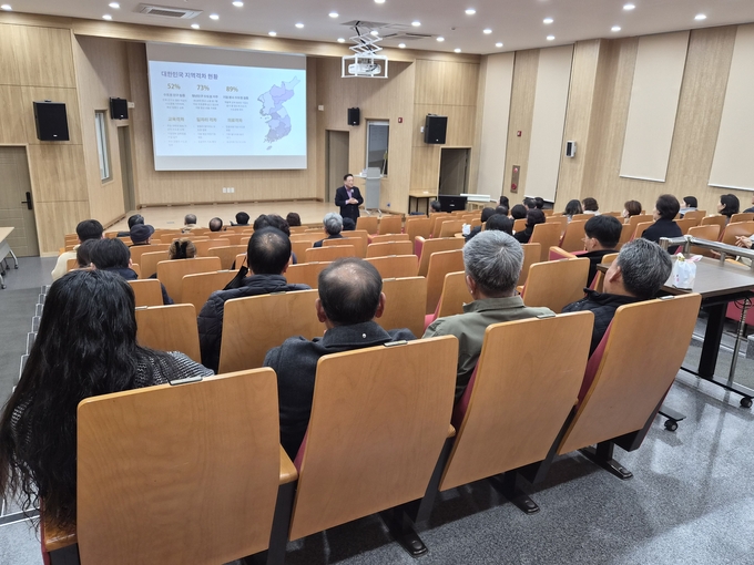 ▲ 국립경국대학교 예천캠퍼스에서 17일 청남교육관에서 우동기 전 지방시대위원회를 초청해 ‘국가균형발전을 위한 지방분권형 국가경영시스템 구축’을 주제로 솔개뜰아카데미 특강을 진행하는 장면, 국립경국대학교 예천캠퍼스 제공