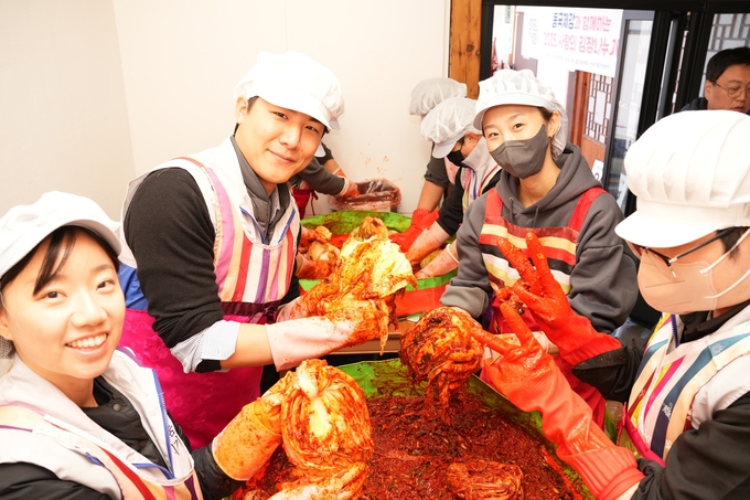 ▲ 동국제강 임직원 20여명은 18일 서울김치문화체험관에서 800㎏의 김장김치를 담가 서울 신당꿈구립아동센터에 전달했다.