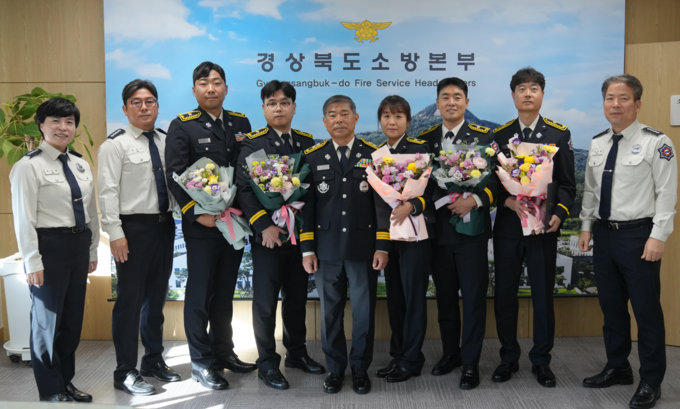 ▲ 경북소방본부가 전문성과 헌신을 인정한 소방관 5명에 대해 특별승진하고 승진자들이 박성열 경북소방본부장(사진 가운데)과 한 자리에 모여 기념사진을 찍고 있다. 경북도 제공.