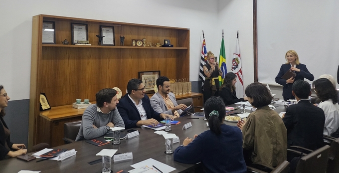 ▲ 지난 12일부터 13일까지 브라질 경제 중심도시 상파울루를 찾아 포항 MICE 산업의 글로벌 경쟁력 강화를 위한 협력 논의를 이어갔다.
 상파울루시 안젤라 간드라(Angela Gandra) 국제협력부 서기관 외 국제행사 관련 부서 관계자 간담회 모습