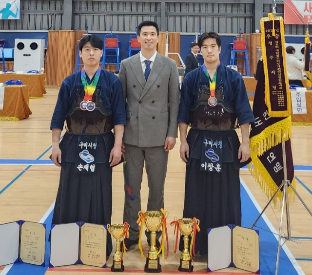 ▲ ‘제3회 대한검도회장기 전국실업검도대회’에서 입상한 4단부 2위 손재협 선수(사진왼쪽부터),  이강호 감독, 5단부 1위 이창훈선수가 기념촬영 하고있다.