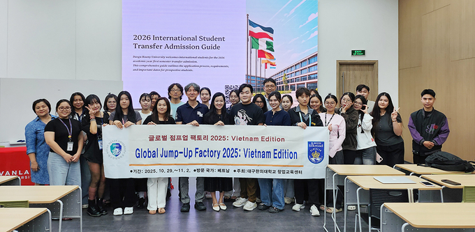 ▲ 대구한의대 재학생들이 반랑대학교(Van Lang University) 를 방문해 현지 학생들과 기념촬영을 하고 있다. 대구한의대.