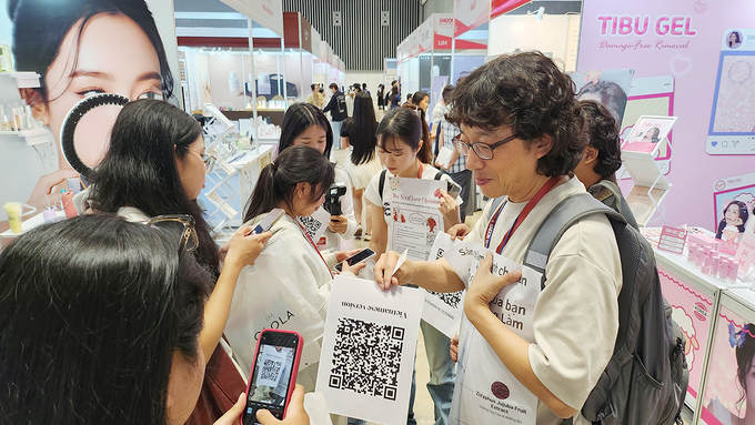 ▲ 호치민에서 열린 K-BEAUTY EXPO VIETNAM 2025에서 대구한의대 학생들이 설문조사를 진행하고 있다. 대구한의대.