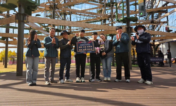 ▲ 우리정신문화재단 에서 4만번째 방문객 고 모씨(강릉시)에게 선물을 전달하고 있다.