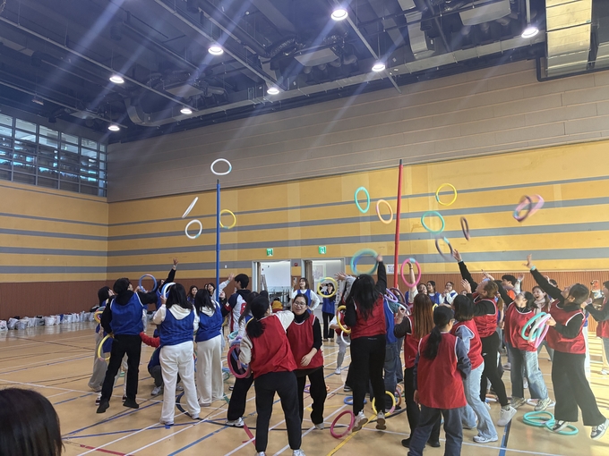 ▲ 포항시가족센터가 18일 기쁨의복지관 3층 질레트홀에서 다문화가족 80여 명이 모인 가운데 ‘2025 한국어교육 종강식 및 체육대회’를 열었다. 바구니농구 하는 결혼이민자들.