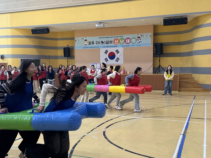 ▲ 포항시가족센터가 18일 기쁨의복지관 3층 질레트홀에서 다문화가족 80여 명이 모인 가운데 ‘2025 한국어교육 종강식 및 체육대회’를 열었다. 사다리 협동 달리기 하는 결혼이민자들.