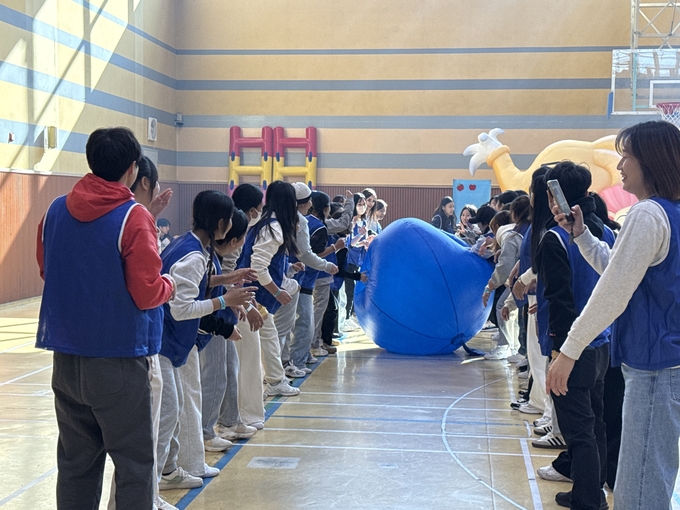 ▲ 포항시가족센터가 18일 기쁨의복지관 3층 질레트홀에서 다문화가족 80여 명이 모인 가운데 ‘2025 한국어교육 종강식 및 체육대회’를 열었다. 에드벌룬릴레이 게임.