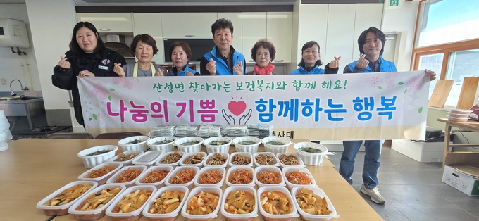 ▲ 군위군 산성면 여성자원봉사대는 18일 직접 조리한 밑반찬을 독거 어르신과 취약계층에 전달하기 전 기념촬영을 하고 있다. 군위군