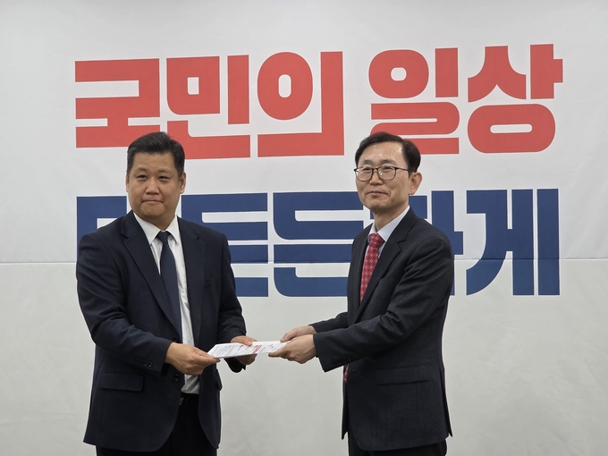 ▲ 권오상(오른쪽) 전 대구시 환경수자원국장이 18일 국민의힘 대구시당을 찾아 입당원서를 제출하고 있다. 전재용 기자